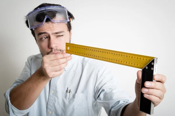 Genç adam bricolage çalışma metre ile ölçme — Stok fotoğraf