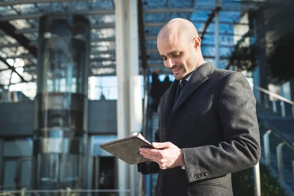 Succesvolle elegante modieuze zakenman met behulp van Tablet PC — Stockfoto