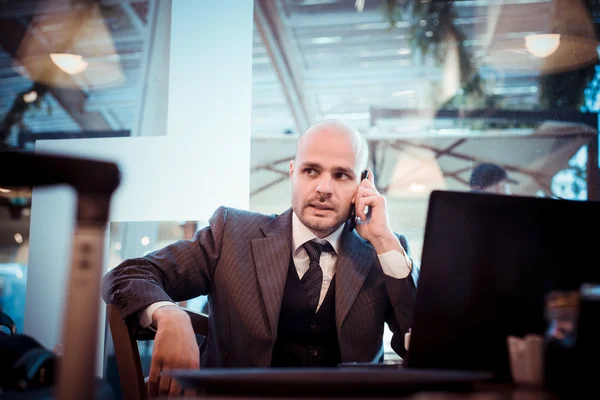 Erfolgreicher eleganter Geschäftsmann — Stockfoto