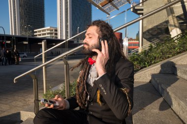 şık zarif dreadlocks işadamı müzik