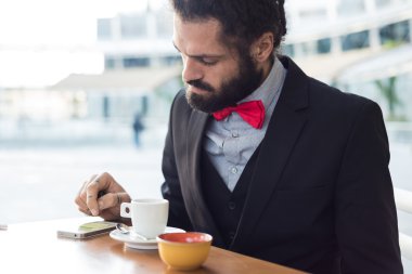 şık zarif dreadlocks işadamı Bar