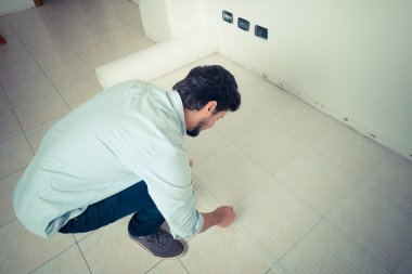 genç adam bricolage çalışma