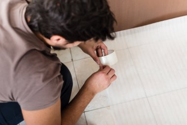 genç adam bricolage çalışma