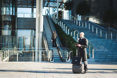 başarılı bir şık şık işadamı tablet kullanma