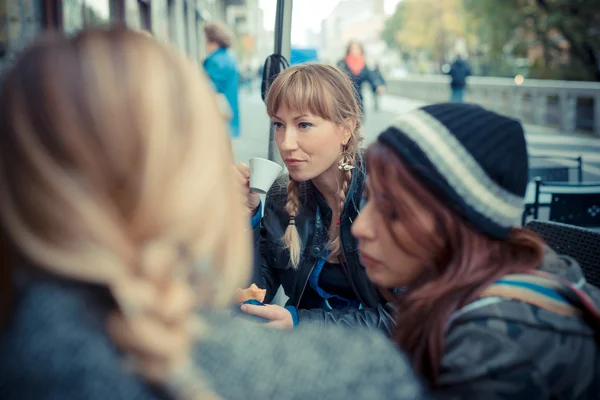 Tre vänner kvinna i baren — Stockfoto