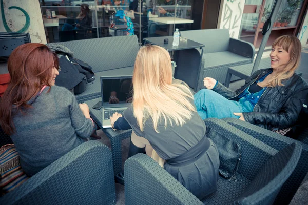 Drie vrienden vrouw aan de balie — Stockfoto