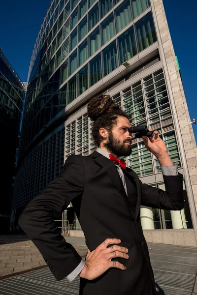 Elegante elegante binocolo uomo d'affari dreadlocks — Foto Stock