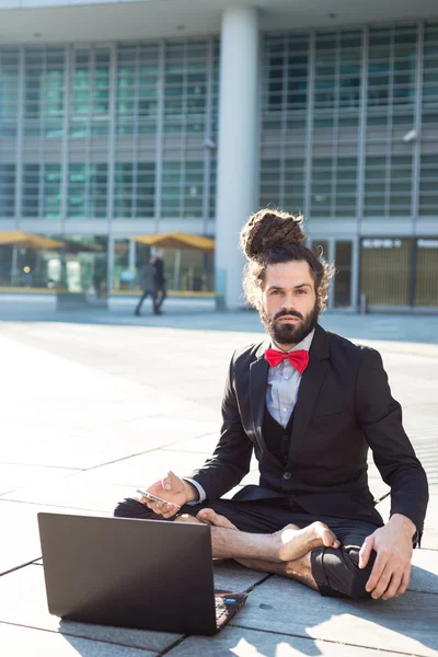 Elegante elegante dreadlocks empresário usando notebook — Fotografia de Stock