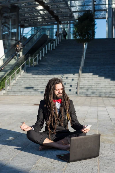 Snygg elegant dreadlocks affärsman använder bärbar dator — Stockfoto