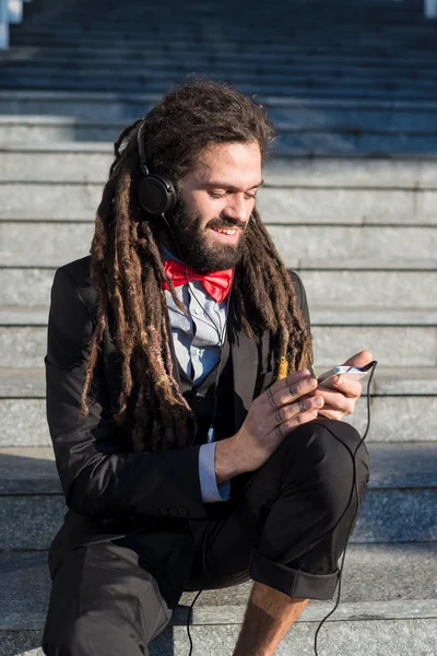 Snygg elegant dreadlocks affärsman lyssna på musik — Stockfoto