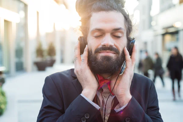 Elegante y elegante hombre de negocios dreadlocks escuchando música — Foto de Stock