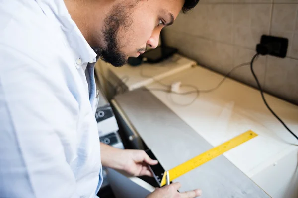 Jovem bricolage trabalho — Fotografia de Stock