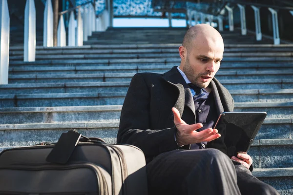 Succesvolle elegante modieuze zakenman met behulp van Tablet PC — Stockfoto