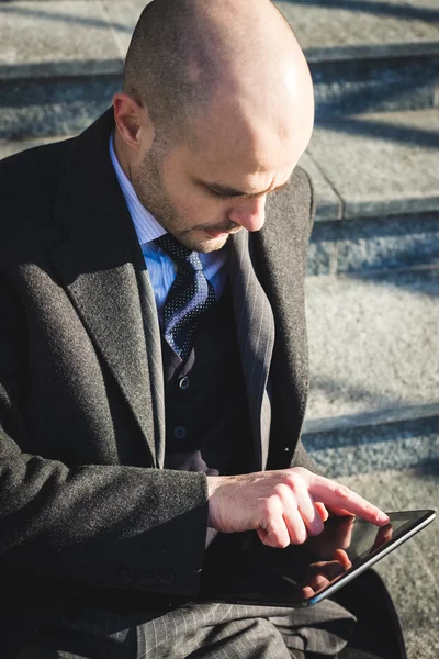 Udane eleganckie modne biznesmen za pomocą tabletu — Zdjęcie stockowe