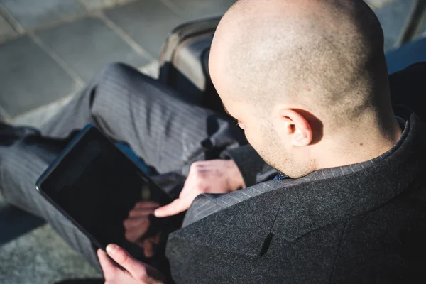 Erfolgreicher eleganter modischer Geschäftsmann mit Tablet — Stockfoto