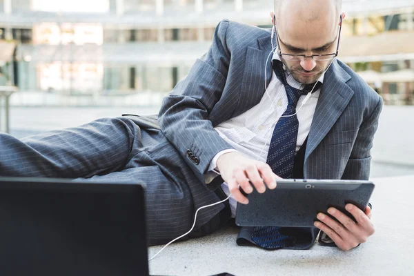 Erfolgreicher eleganter modischer Geschäftsmann mit Tablet — Stockfoto