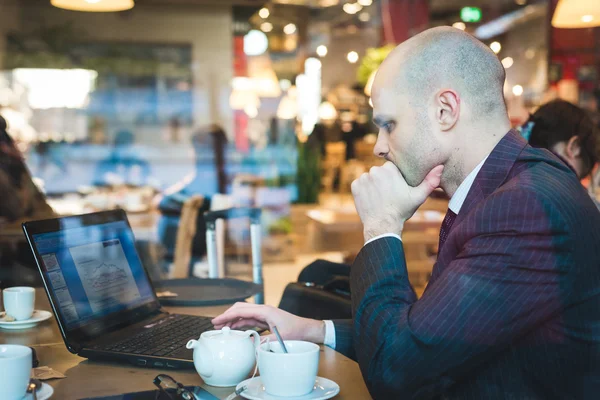 Successful elegant fashionable businessman — Stock Photo, Image