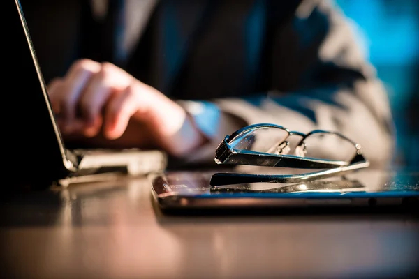 defter üzerinde yazmaya elim yakın çekim