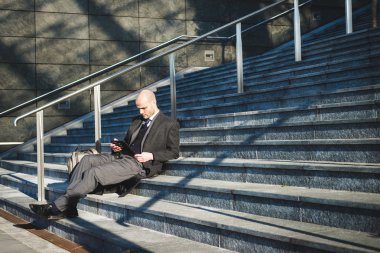 başarılı bir şık şık işadamı tablet kullanma