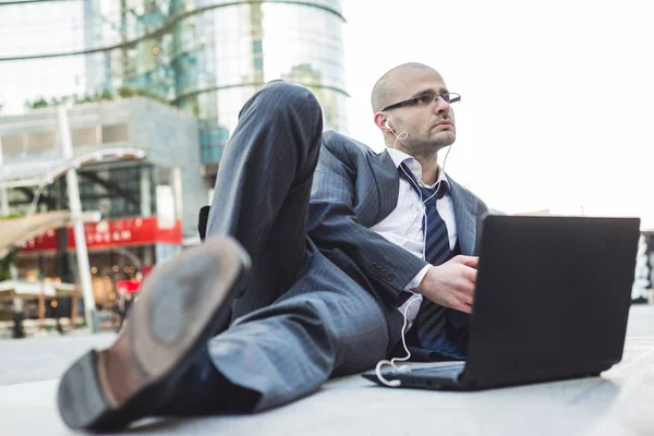 Elegante uomo d'affari alla moda di successo utilizzando tablet — Foto Stock