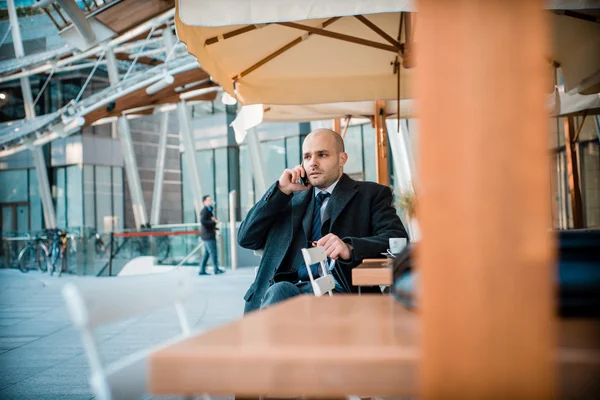 Elegante uomo d'affari alla moda di successo al telefono — Foto Stock