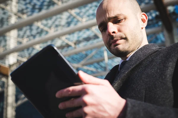 Erfolgreicher eleganter modischer Geschäftsmann mit Tablet — Stockfoto