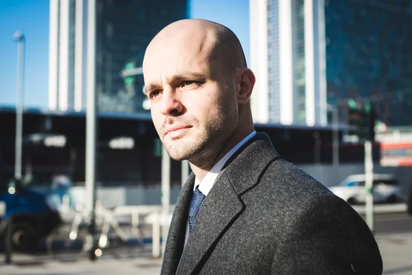 Exitoso elegante hombre de negocios de moda usando tableta — Foto de Stock