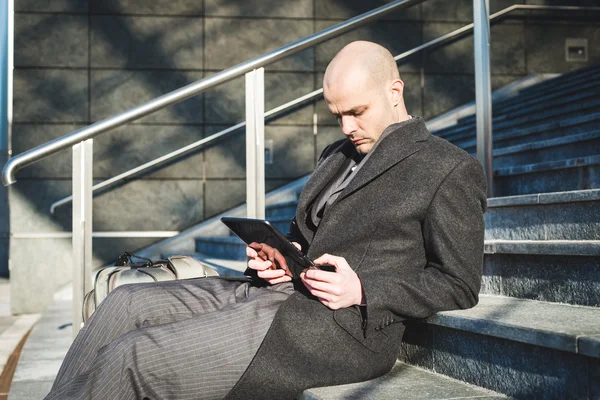 Exitoso elegante hombre de negocios de moda usando tableta — Foto de Stock