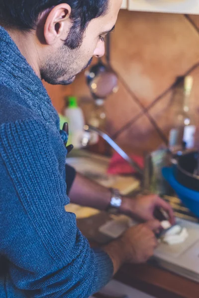 Casal no amor cozinhar — Fotografia de Stock