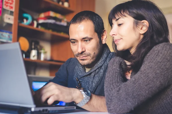 Paar verliefd laptop thuis gebruiken — Stockfoto