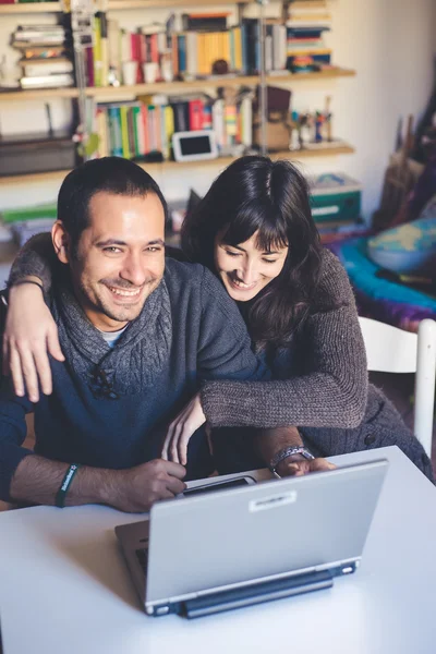 Paar verliefd laptop thuis gebruiken — Stockfoto