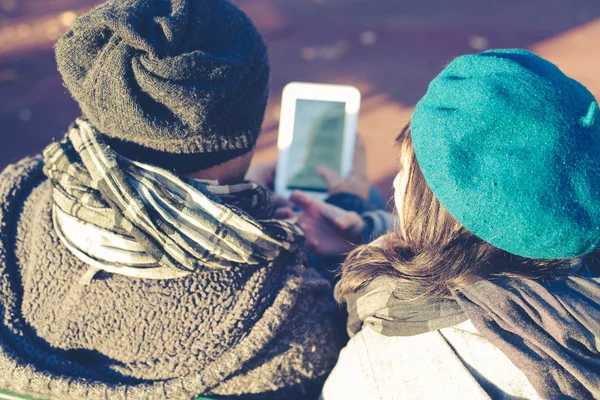 Pareja enamorada usando tableta en el parque — Foto de Stock