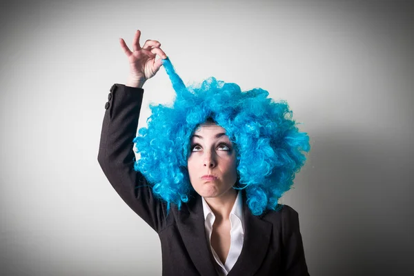 Legrační blu paruka krásná mladá podnikatelka — Stock fotografie