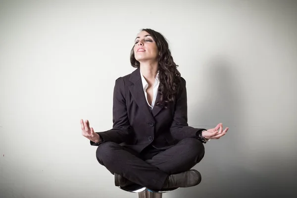 瞑想の美しい若い実業家 — ストック写真