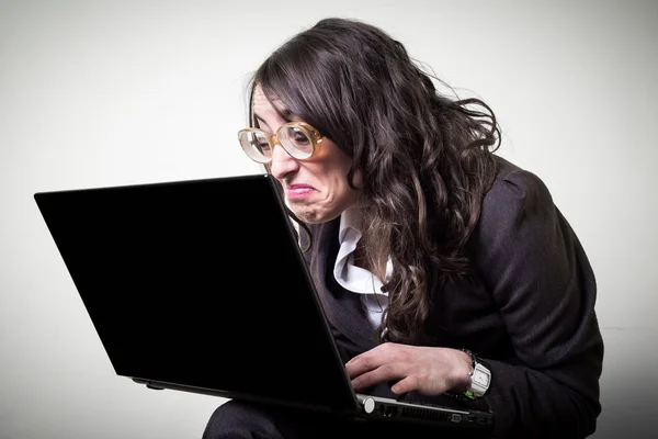 Vacker ung affärskvinna använder bärbar dator — Stockfoto