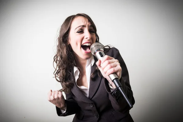 Cantando hermosa joven empresaria — Foto de Stock