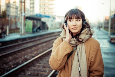 güzel bir genç kadın müzik kulaklık dinleme
