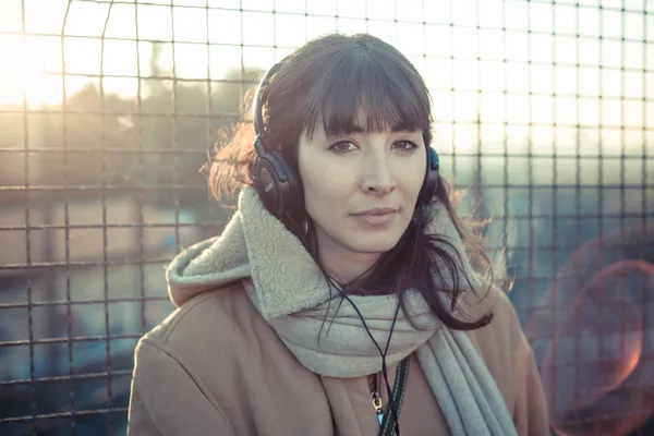 Mooie jonge vrouw luisteren naar muziek hoofdtelefoon — Stockfoto