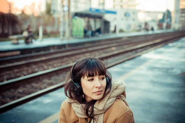 Hermosa mujer joven escuchando música auriculares — Foto de Stock