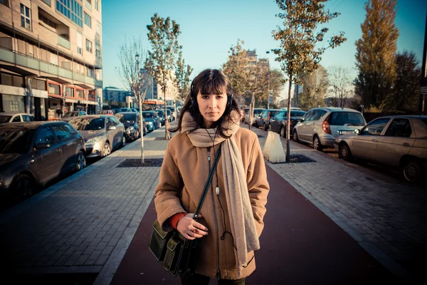 Schöne junge Frau hört Musik-Kopfhörer — Stockfoto