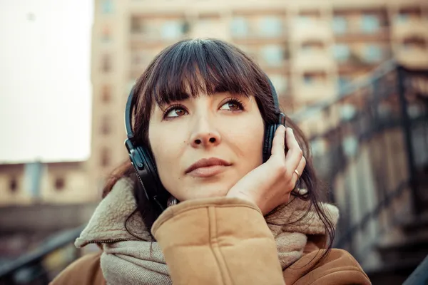 Schöne junge Frau hört Musik-Kopfhörer — Stockfoto