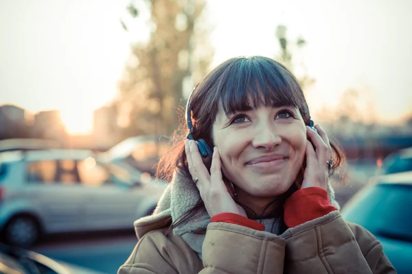 Beautiful young woman listening to music headphones — Stock Photo, Image