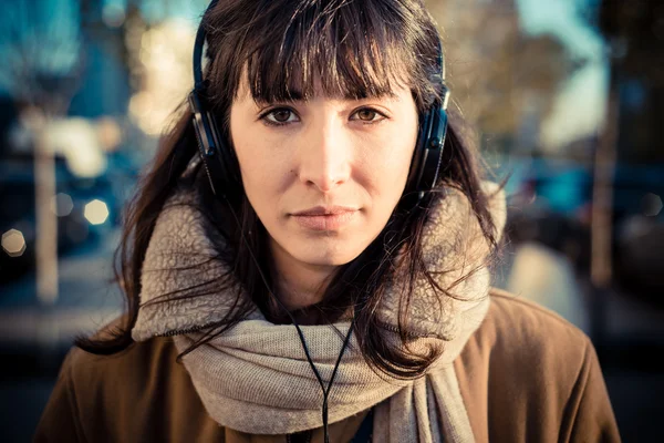 Schöne junge Frau hört Musik-Kopfhörer — Stockfoto