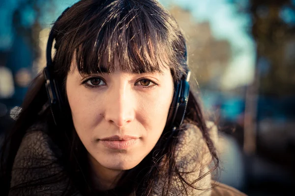 Güzel bir genç kadın müzik kulaklık dinleme — Stok fotoğraf