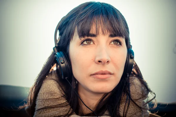 Beautiful young woman listening to music headphones — Stock Photo, Image