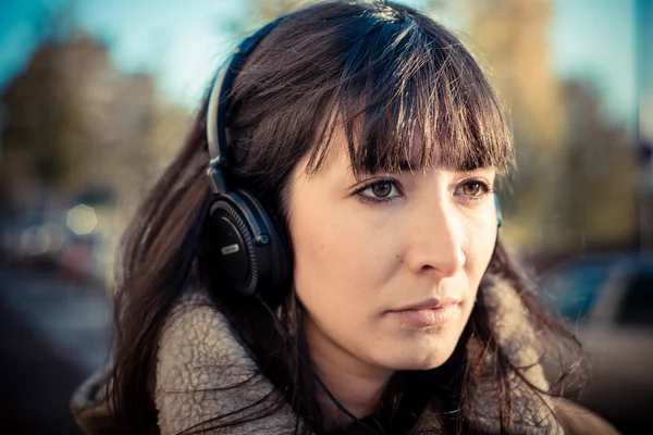 सुंदर युवा महिला संगीत हेडफ़ोन सुन रही — स्टॉक फ़ोटो, इमेज