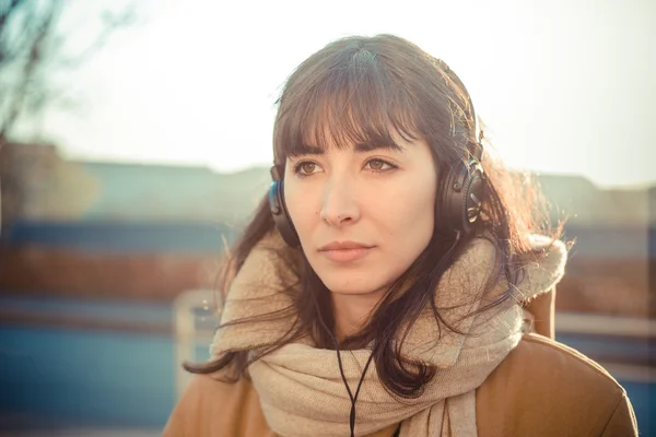 Hermosa mujer joven escuchando música auriculares —  Fotos de Stock