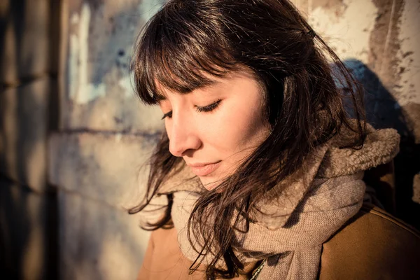 Mooie jonge vrouw luisteren naar muziek hoofdtelefoon — Stockfoto