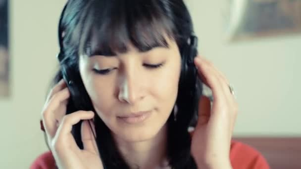 Hermosa mujer hipster escuchando música — Vídeo de stock