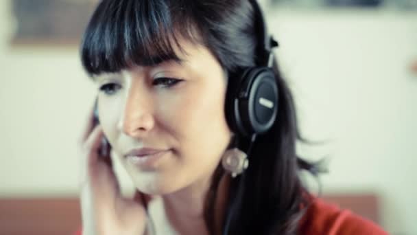 Hermosa mujer hipster escuchando música — Vídeo de stock